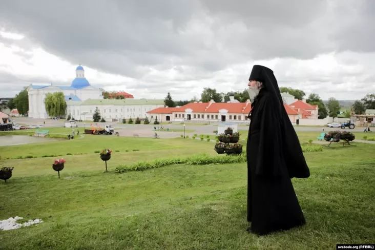 Manach Iaan na fonie manastyrskaha kompleksu