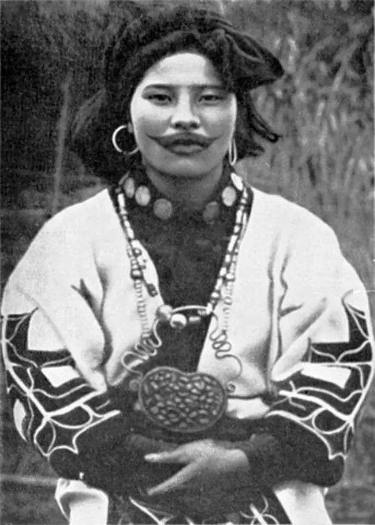 Žienŝina narodnosti ajnov s tatuirovkoj nad vierchniej huboj. Ainu woman with a tattoo above her upper lip Žančyna narodnaści ajnaŭ z tatuiroŭkaj nad vierchniaj huboj