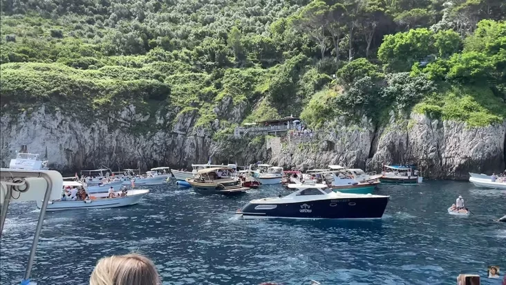 Čarha žadajučych u Błakitny hrot Očieried́ žiełajuŝich vojti v Hołuboj hrot The queue of those wishing to enter the Blue Grotto 