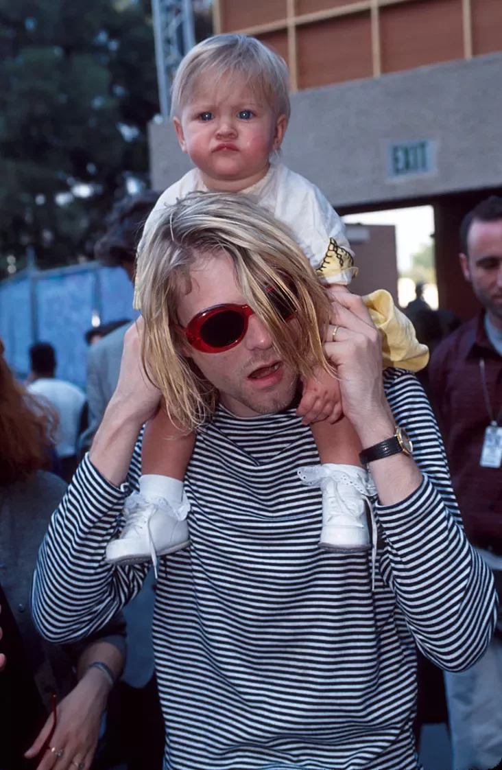 Kurt Kobiejn z dačkoju Frensis Bin Kurt Cobain with daughter Frances Bean Kurt Kobiejn s dočieŕju Frensis Bin 