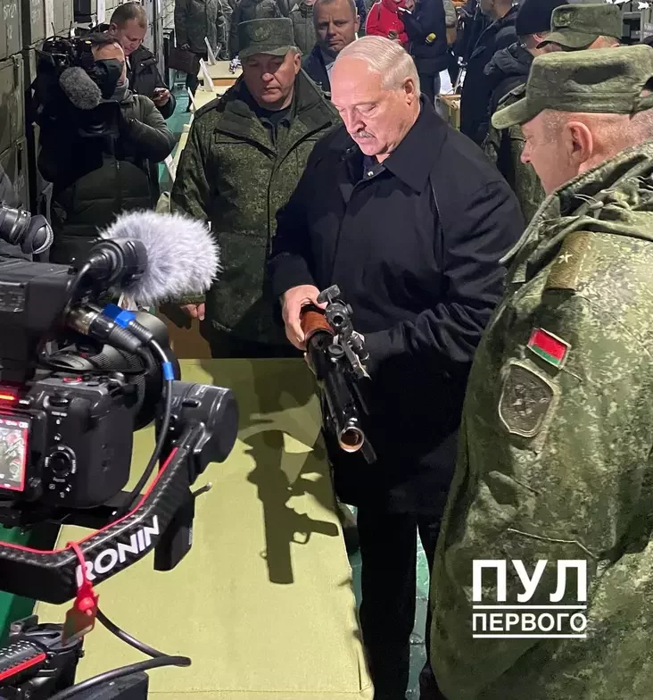 Aleksandr Łukašienko s hranatomietom Alaksandr Łukašenka z hranatamiotam Alexander Lukashenko with a grenade launcher 