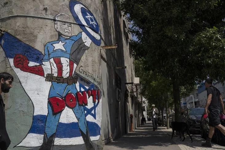 murał z vyjavaj prezidenta ZŠA Džo Bajdena jak supierhieroja, jaki abaraniaje Izrail, na vulicy Tel-Aviva mural depicting the U.S. president Joe Biden as a superhero defending Israel on a street in Tel Aviv 