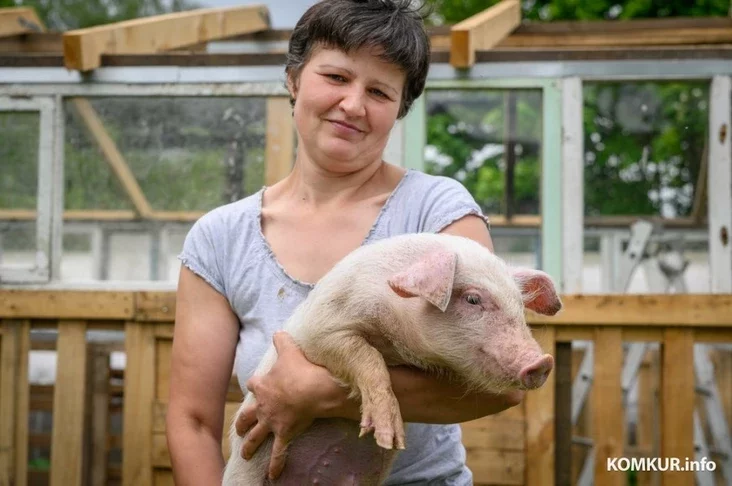 06.05.2024, Bobrujsk. Marina Mašuk dieržit domašnich životnych na priusadiebnom učastkie.