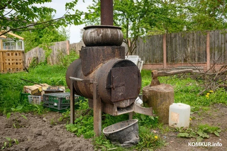 06.05.2024, Bobrujsk. Marina Mašuk dieržit domašnich životnych na priusadiebnom učastkie.