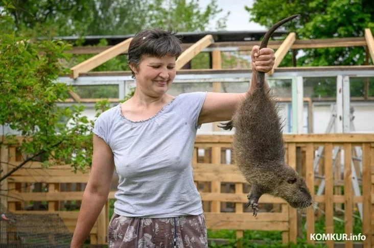 06.05.2024, Bobrujsk. Marina Mašuk dieržit domašnich životnych na priusadiebnom učastkie.