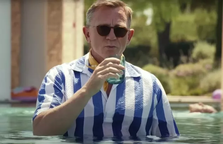 Daniel Craig wearing the open-collar shirt