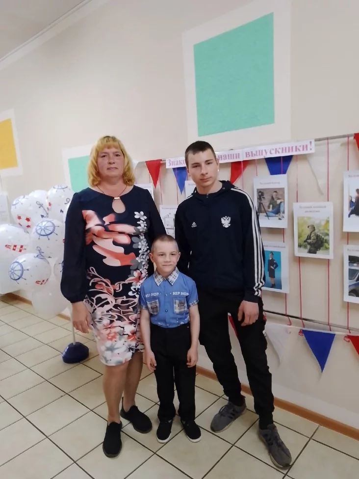 Катерина Бабаева с сыновьями Максимом и Игорем Kateryna Babayeva with her sons Maxim and Igor Кацярына Бабаева з сынамі Максімам і Ігарам