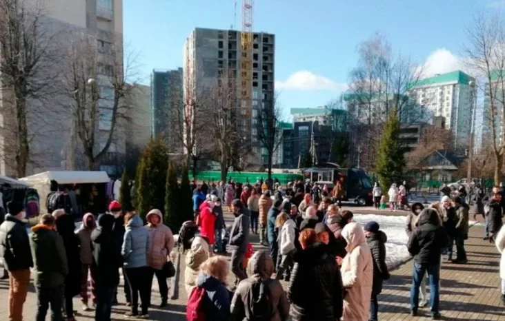 Ludzi źbirajucca na mitynh u Minsku