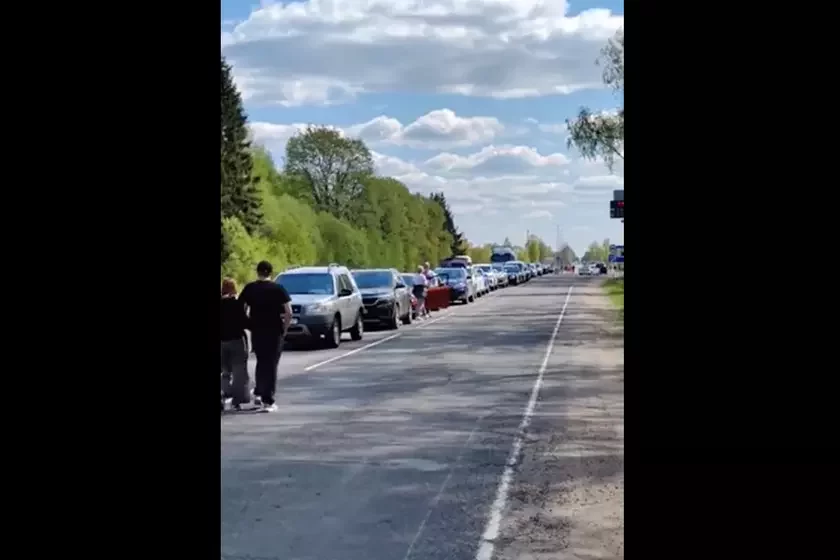 Очередь на выезде из Беларуси в Езерищах. Скрин видео