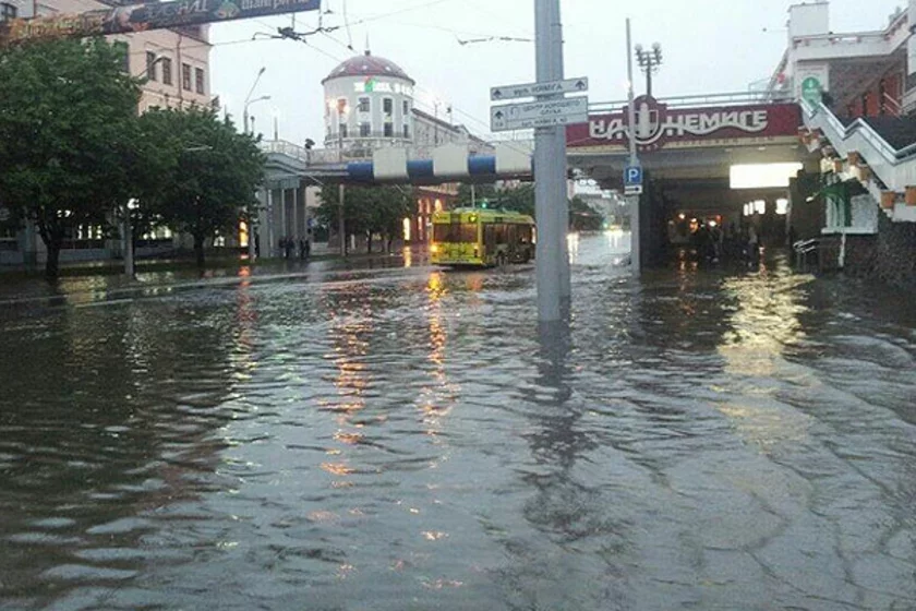 Во время ливней традиционно тонет улица Немига. Фото из твиттера Tut.by