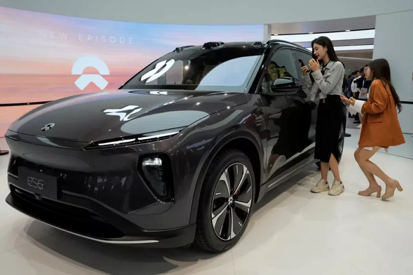 The Nio ES6 electric car at the Shanghai Motor Show in April 2023 Elektromobil Nio ES6 na Šanchajskom avtosałonie v apriele 2023 hoda Elektramabil Nio ES6 na aŭtasałonie ŭ Šanchai ŭ krasaviku 2023 hoda 