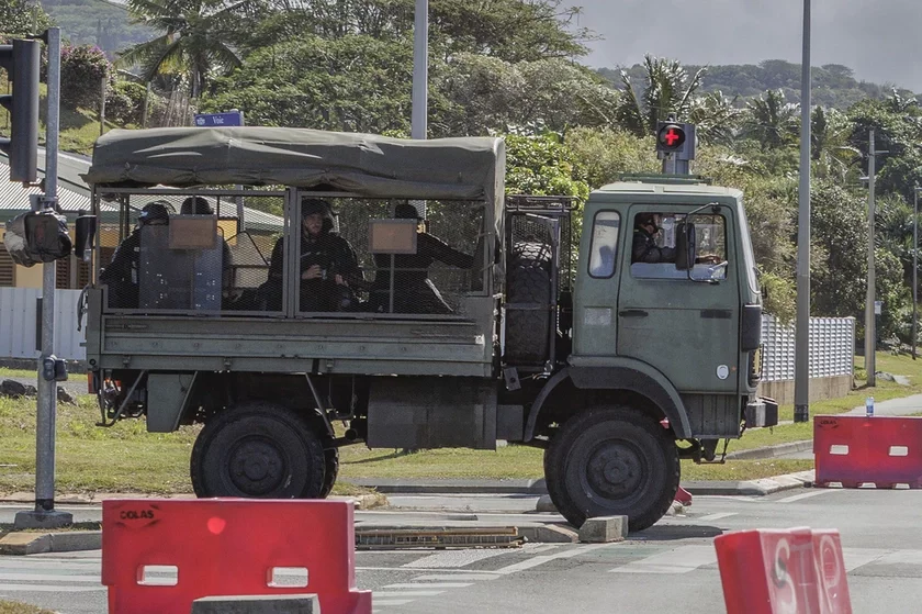 Francuzskije žandarmy patrulirujut ulicy v Numiea, Novaja Kaledonija Francuzskija žandarmy patrulujuć vulicy Numiea, Novaja Kaledonija French gendarmes patrol the streets in Noumea, New Caledonia 