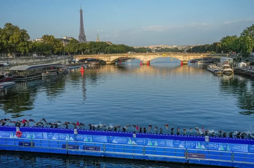 Athletes dive into the Seine Spartsmieny nyrajuć u raku Sienu Sportsmieny nyriajut v rieku Siena