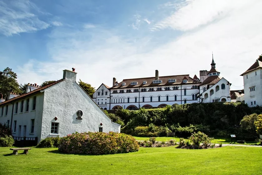 Caldey Abbey abactva na vostravie Kałdzi abbatstvo na ostrovie Kołdi